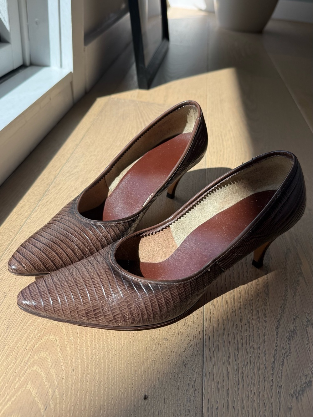 Vintage Pointed-Toe Brown Pumps